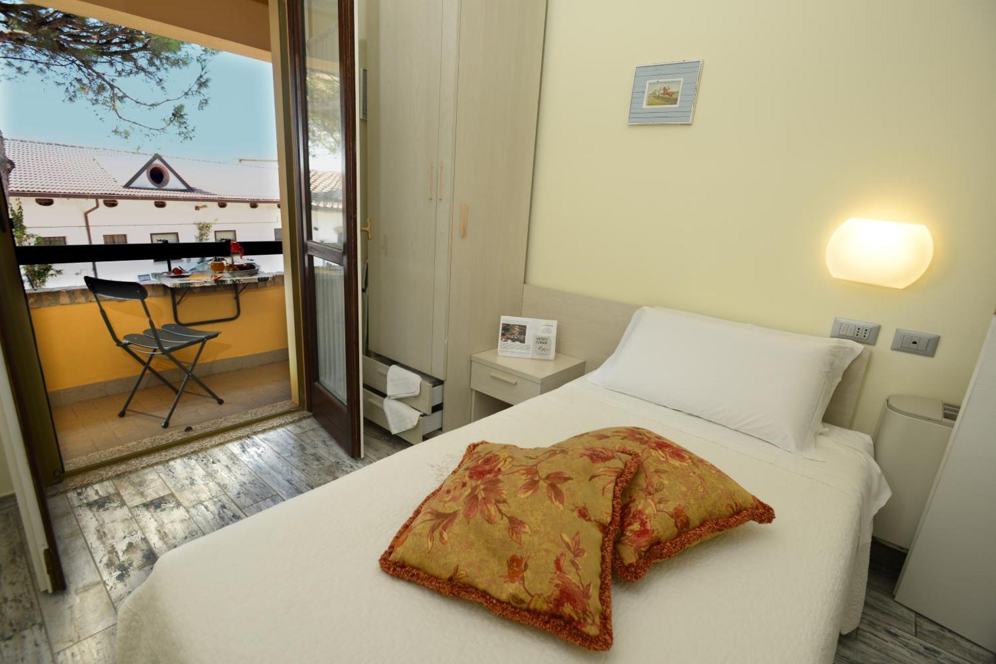 Hotel Pidkova à Modène Extérieur photo