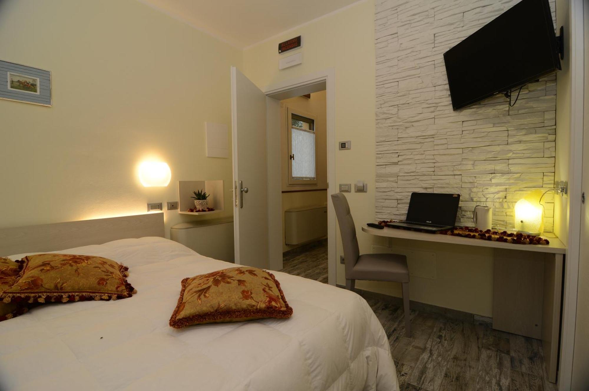 Hotel Pidkova à Modène Extérieur photo