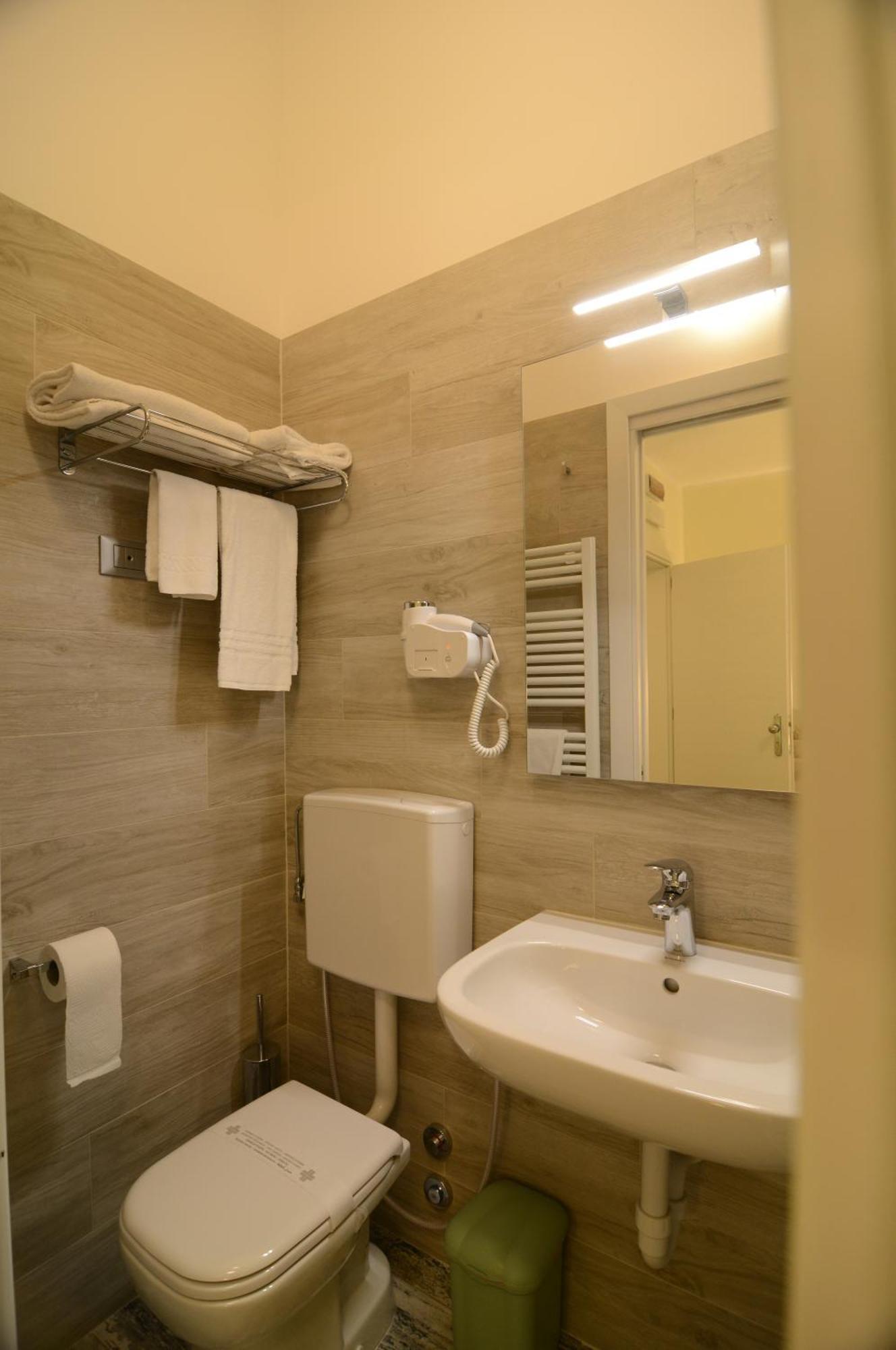 Hotel Pidkova à Modène Extérieur photo