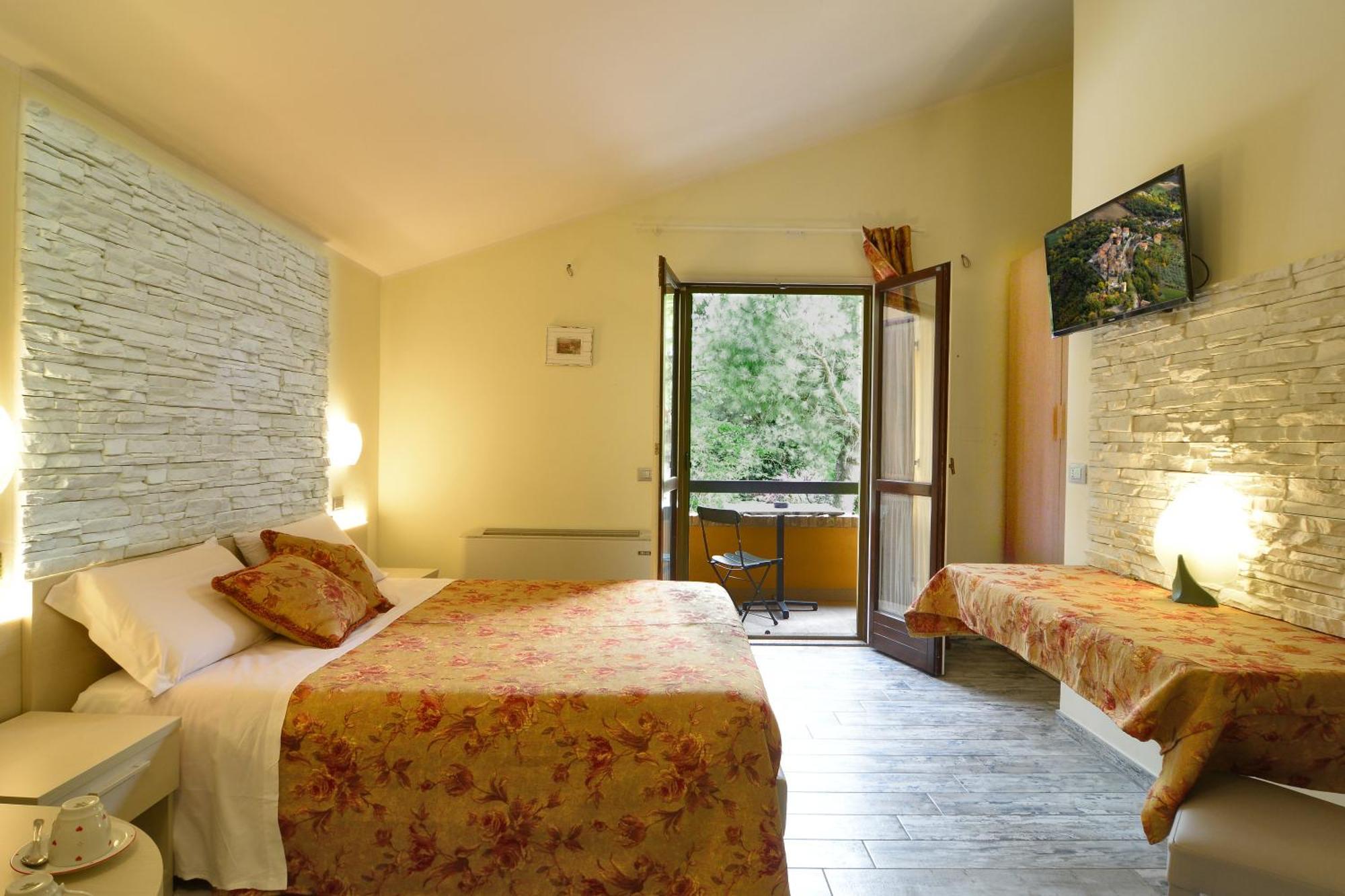 Hotel Pidkova à Modène Extérieur photo
