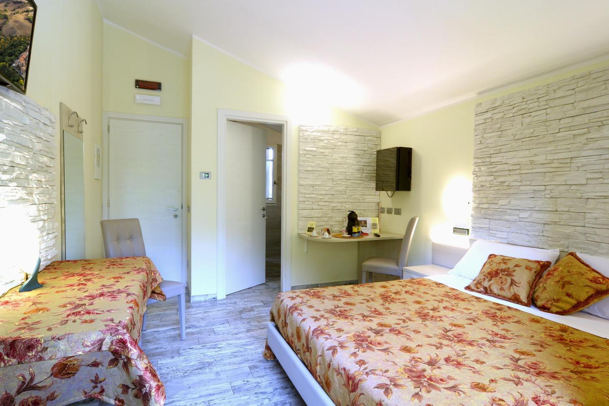 Hotel Pidkova à Modène Extérieur photo